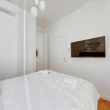 208 Guerlain - Superb In Apartment *